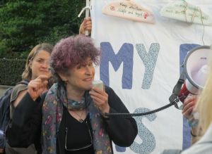 Isabel Ros López en la protesta organizada conjuntamente por My Belly is Mine y la Asamblea de Mujeres Españolas en la Embajada Española de Londres el 27 de junio de 2014.